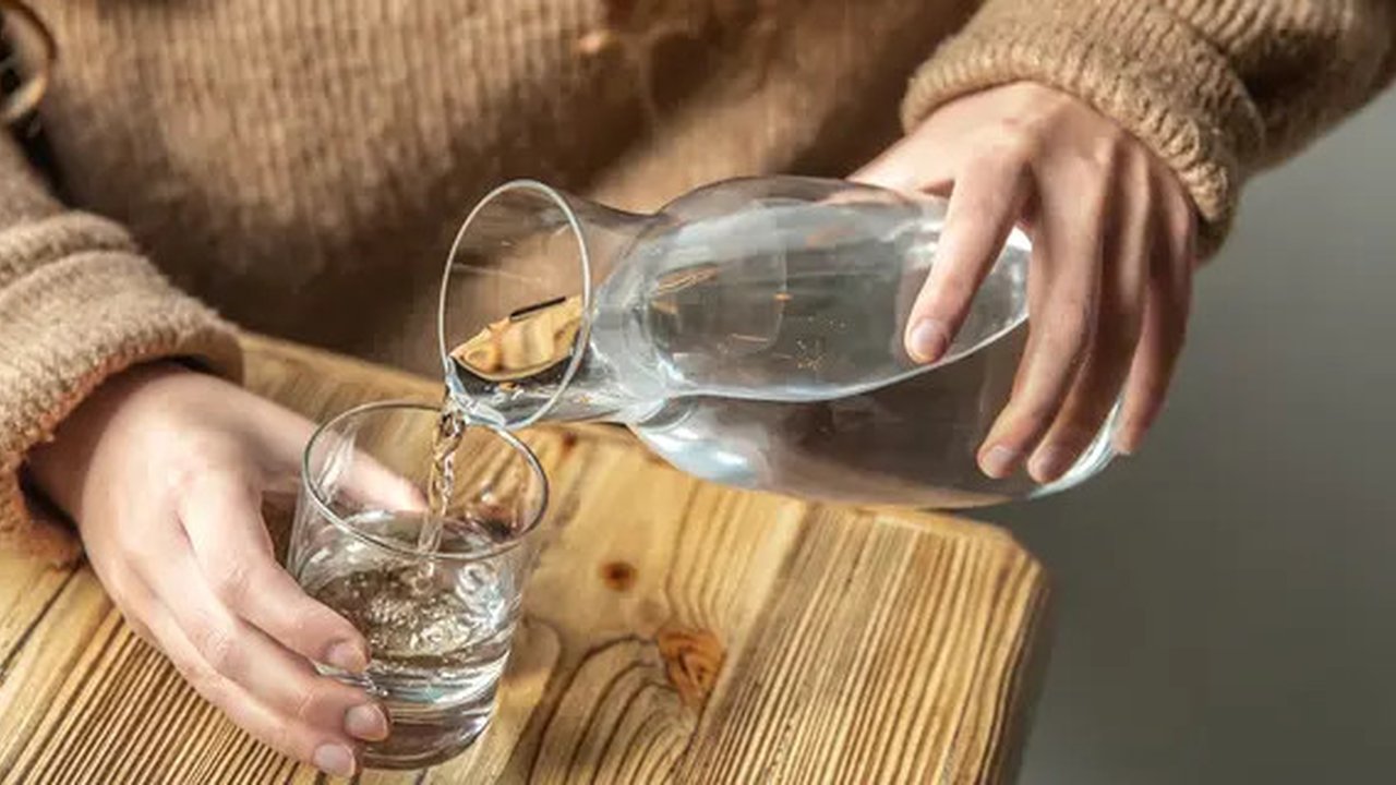 Ilustrasi minum air putih/copyright freepik.com/pvproductions