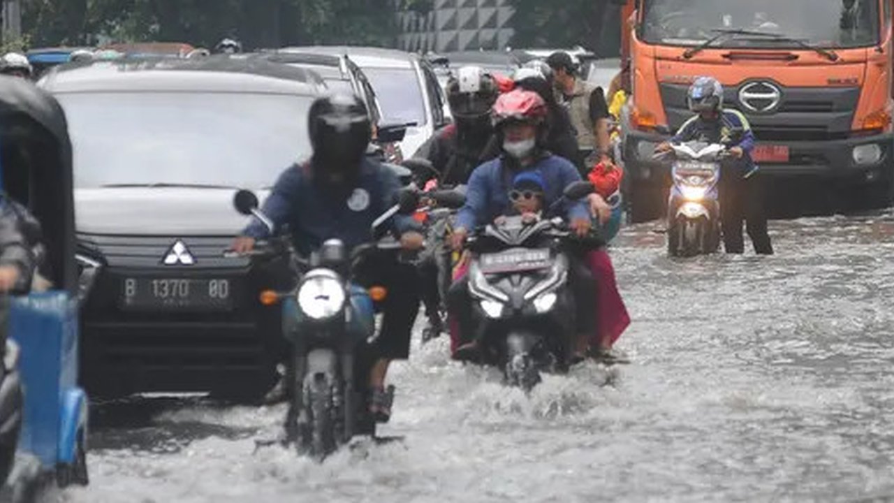 Titik-titik banjir berada di sejumlah lokasi di Jakarta Barat dan Jakarta Selatan. (merdeka.com/Arie Basuki)