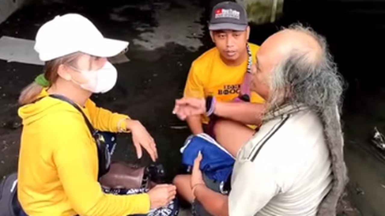 Hidup Sebatang Kara, ODGJ Ini Lulusan UGM Tinggal di Bantaran Kali