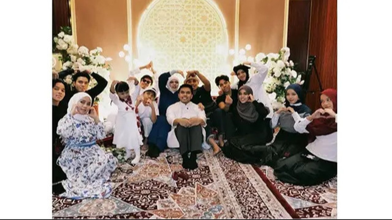 Potret Gen Halilintar di tasyakuran 4 bulan kehamilan Aaliyah Massaid. (sumber: Instagram/genifaruk)