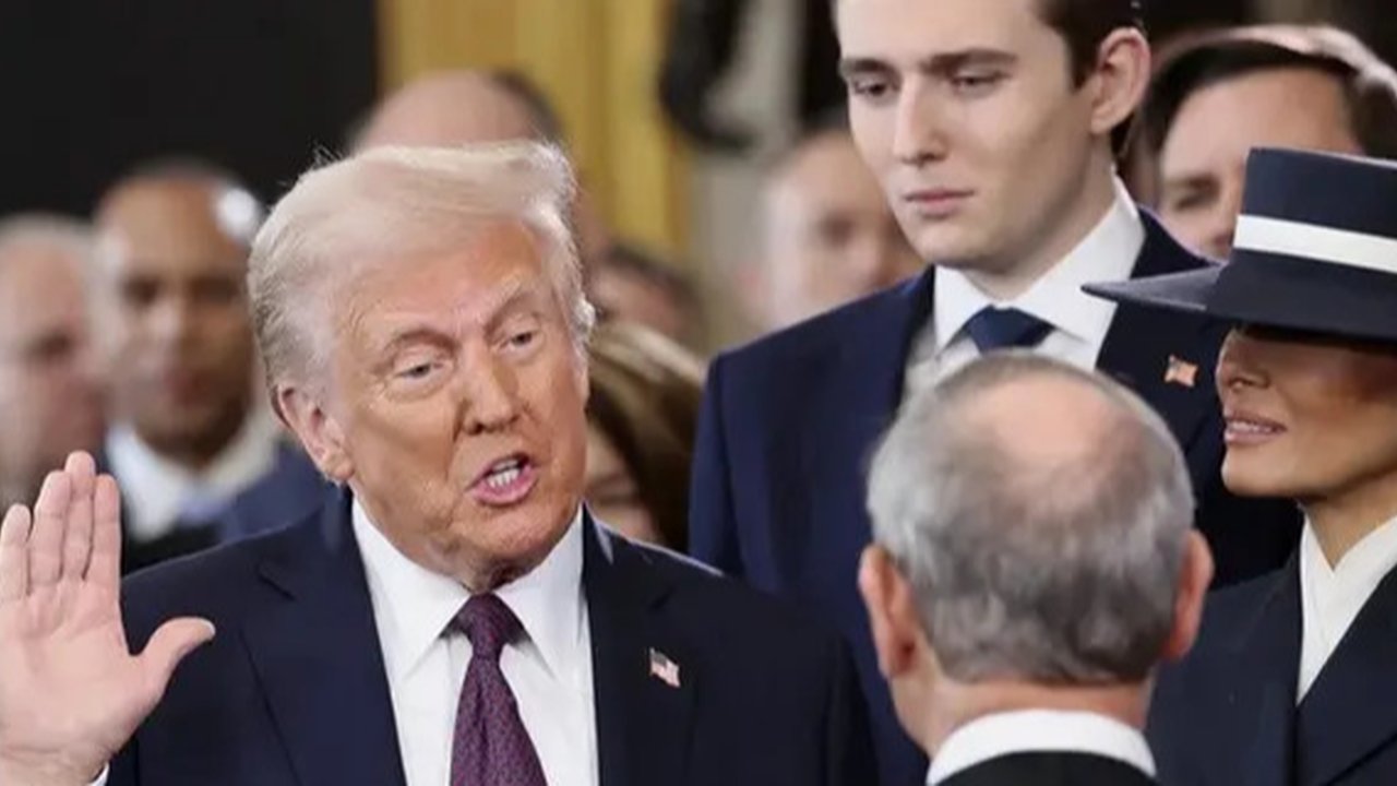 Gedung Putih menyala dengan warna biru dan putih, warna bendera Israel, sebagai bentuk solidaritas Amerika Serikat dengan Israel di Washington, Amerika Serikat, Senin (9/10/2023). (AP Photo/J