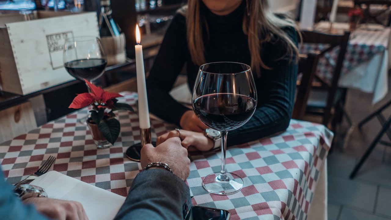 Studi terbaru Dating.com menunjukkan 71% pasangan tidak mencari persetujuan dari pihak ketiga atas hubungan yang sedang dijalani (Foto: Unsplash.com/René Ranisch)