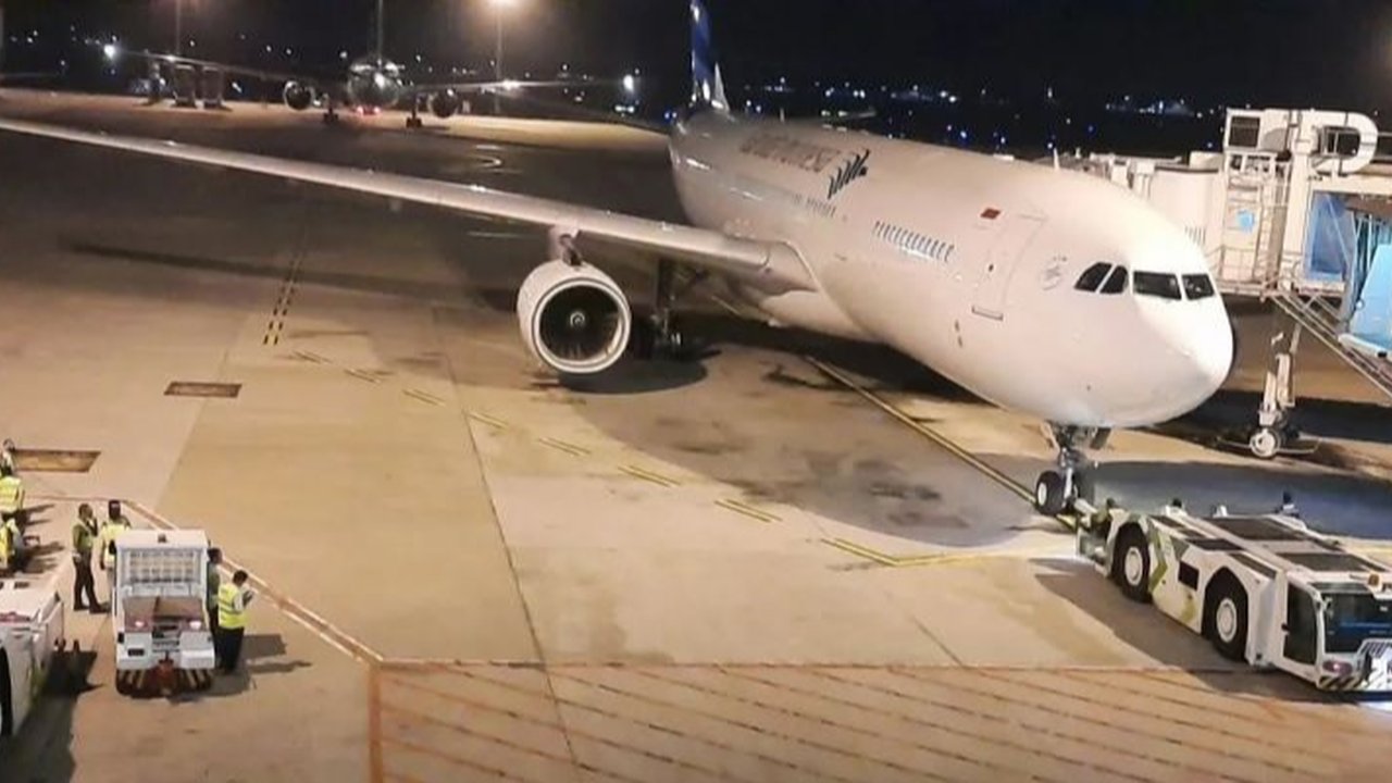 Akibat cuaca buruk pada Selasa (28/1), 23 penerbangan dialihkan ke bandara lain, namun Bandara Soetta telah beroperasi normal kembali pada Rabu pagi.