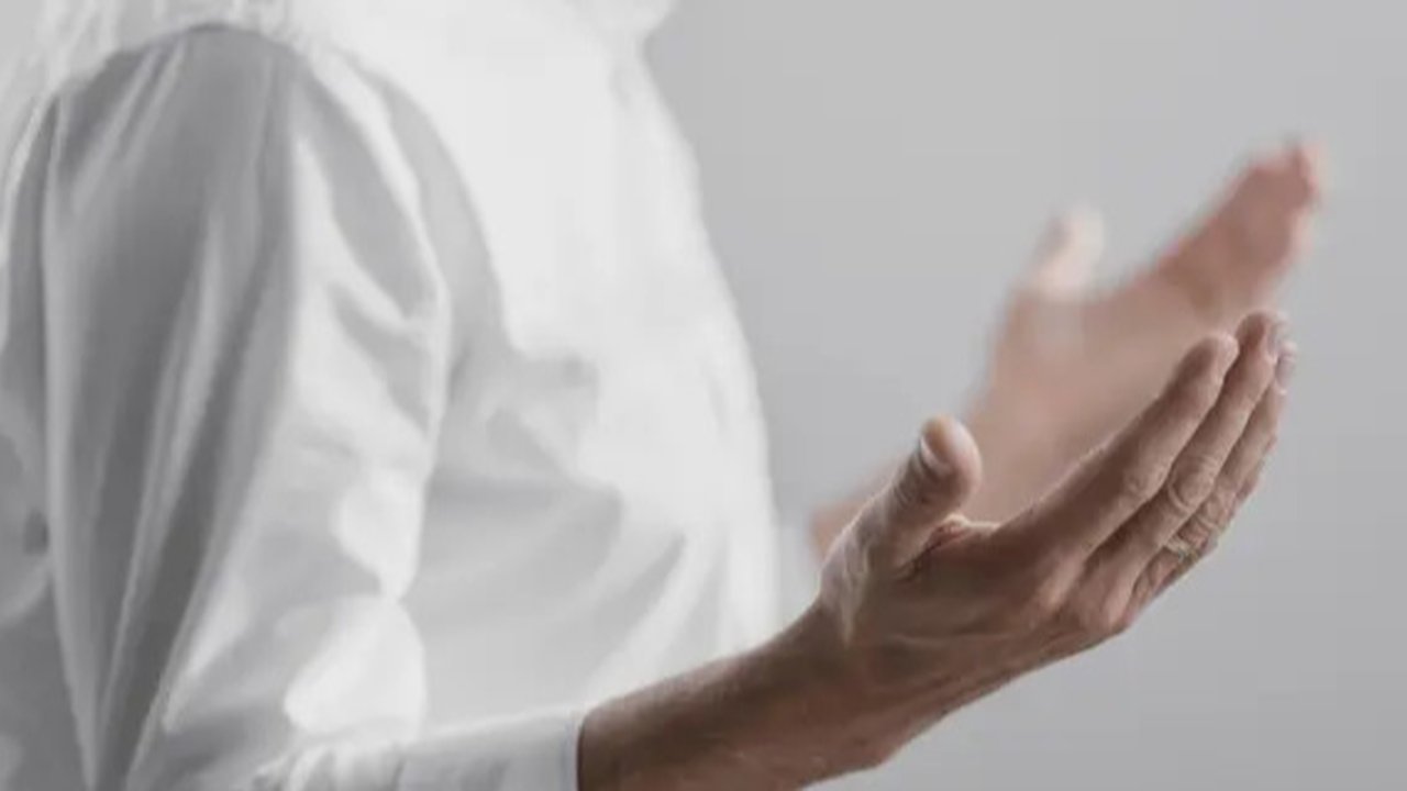 Ilustrasi muslim berdoa, berzikir, Islami. (Photo Copyright by Freepik)