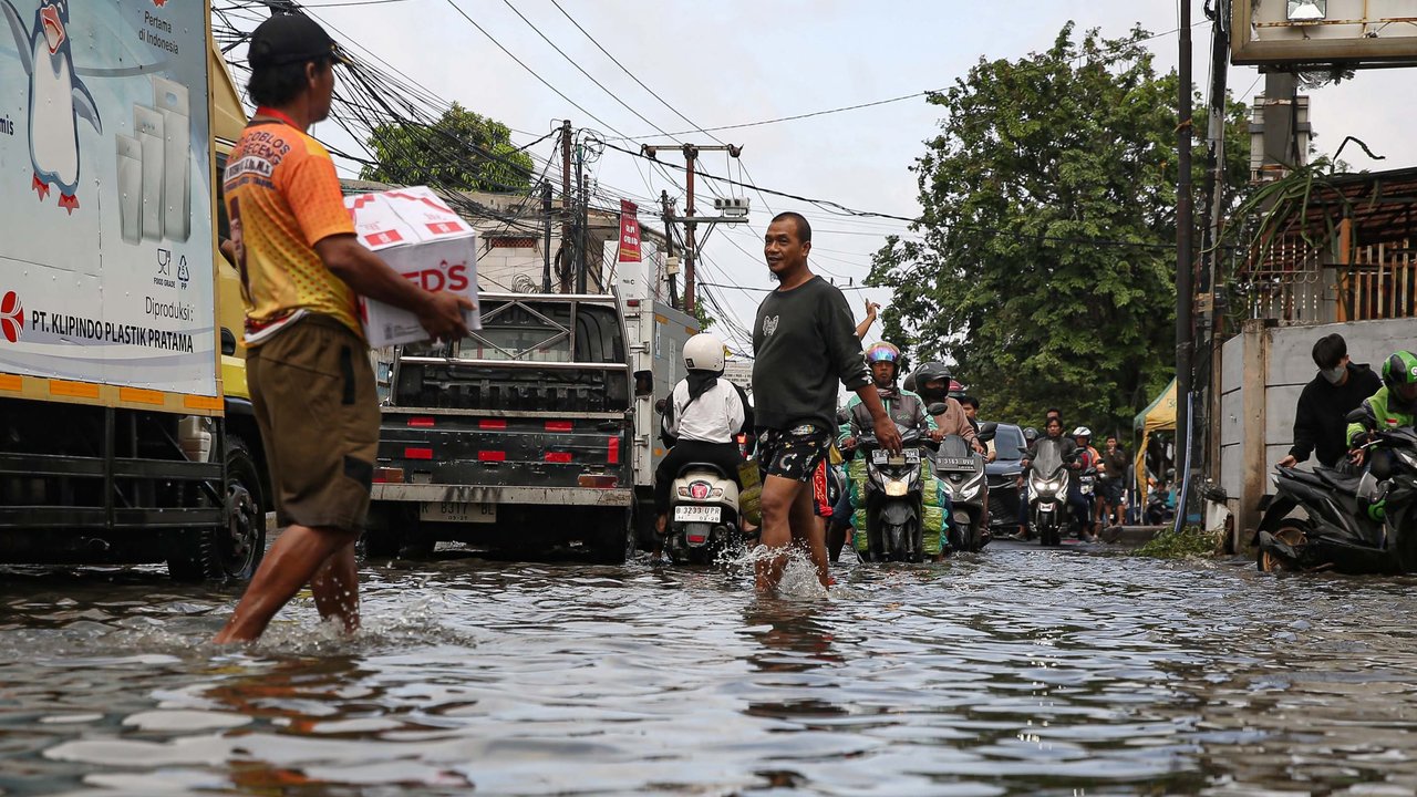 Sejumlah kendaraan menerobos banjir yang menggenangi Jalan Kamal Raya, Cengkareng, Jakarta Barat, Kamis (30/1/2025).