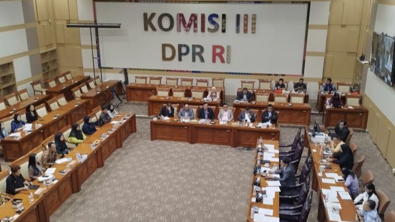 Komisi III DPR meminta Polda Jawa Barat mengusut dugaan salah tangkap empat anak di bawah umur dalam kasus pengeroyokan di Tasikmalaya, mendesak penangguhan penahanan dan pendekatan restorative justice.
