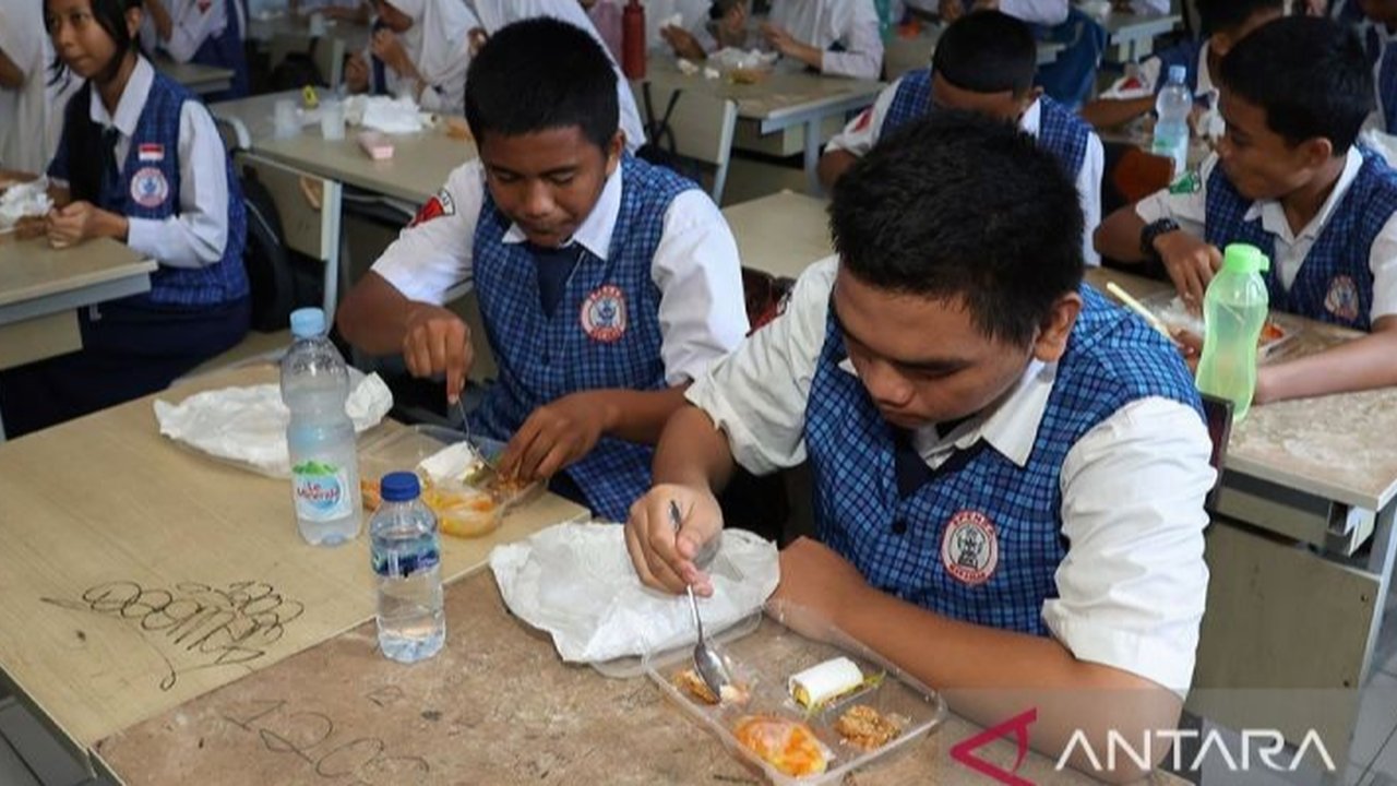 Program Makan Bergizi Gratis (MBG) diharapkan memberikan manfaat jangka panjang bagi kesehatan dan pendidikan anak, namun implementasinya menghadapi tantangan besar terkait anggaran yang sangat besar di APBN 2025.