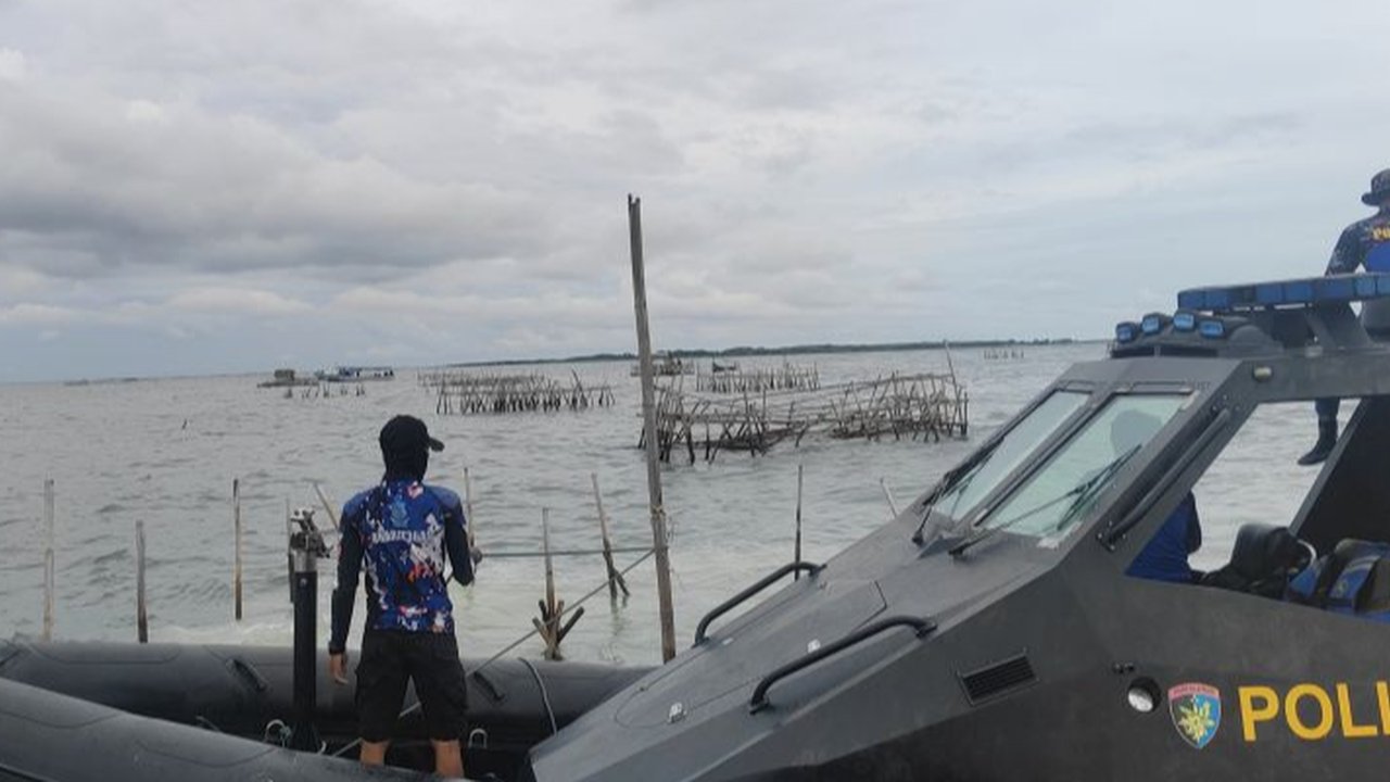 Pakar Hukum Agraria UGM, Rikardo Simarmata, menekankan pentingnya penyelesaian kasus pagar laut 30,16 kilometer di perairan utara Tangerang, Banten, melalui jalur hukum, bukan politik, dengan fokus pada legalitas izin dan dampaknya terhadap nelayan.