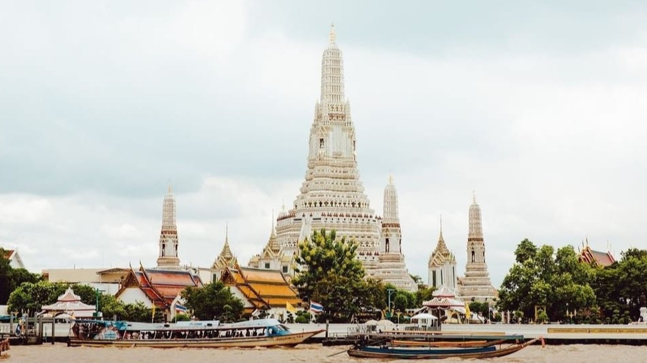 Di Bangkok kamu bisa melihat berbagai yang menarik hingga mencicipi hidangan lezat seperti Mango Sticky Rice. (Foto: Official Instagram Agoda/@Agoda)