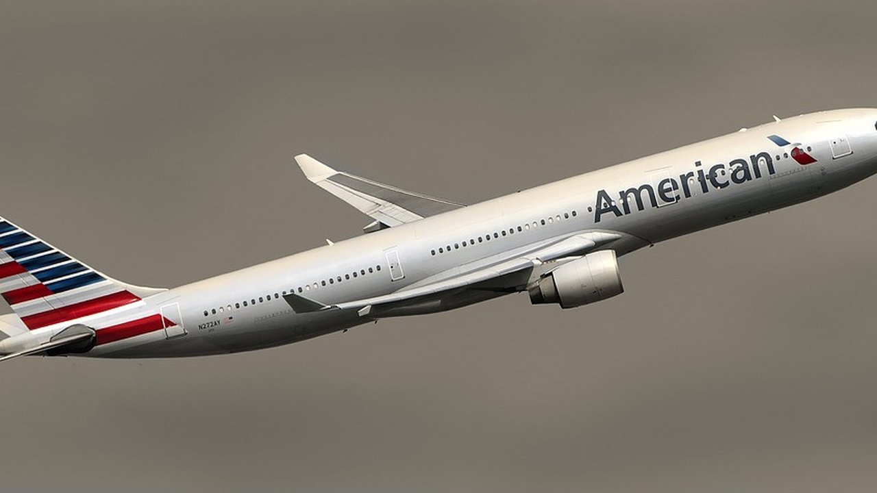 Tim tanggap darurat dikerahkan dalam operasi pencarian dan penyelamatan korban kecelakaan pesawat American Airlines di Sungai Potomac. (dok. CHIP SOMODEVILLA / GETTY IMAGES NORTH AMERICA / Ge