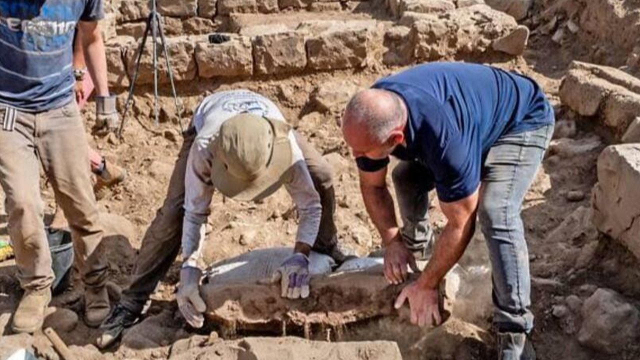 Arkeolog menemukan batu pembatas daerah dari zaman Romawi kuno.