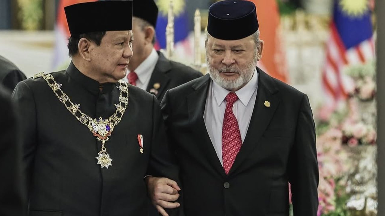 Presiden Prabowo menerima tanda kehormatan Darjah Kerabat Johor Yang Amat Dihormati Pangkat Pertama