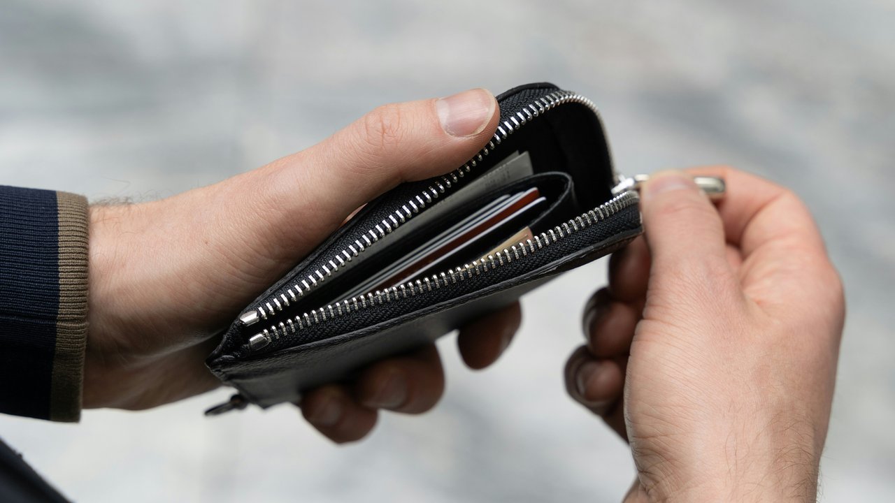 Ilustrasi Hemat, Dompet, Uang. Photo by Aleksandrs Karevs on Unsplash