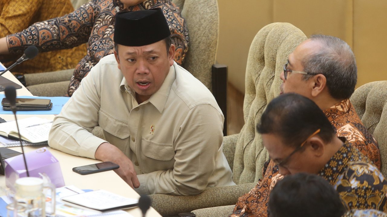 Menteri Agraria dan Tata Ruang (ATR) Nusron Wahid mengikuti rapat kerja dengan Komisi II DPR RI di Kompleks Parlemen, Senayan, Jakarta, Kamis (30/1/2025).