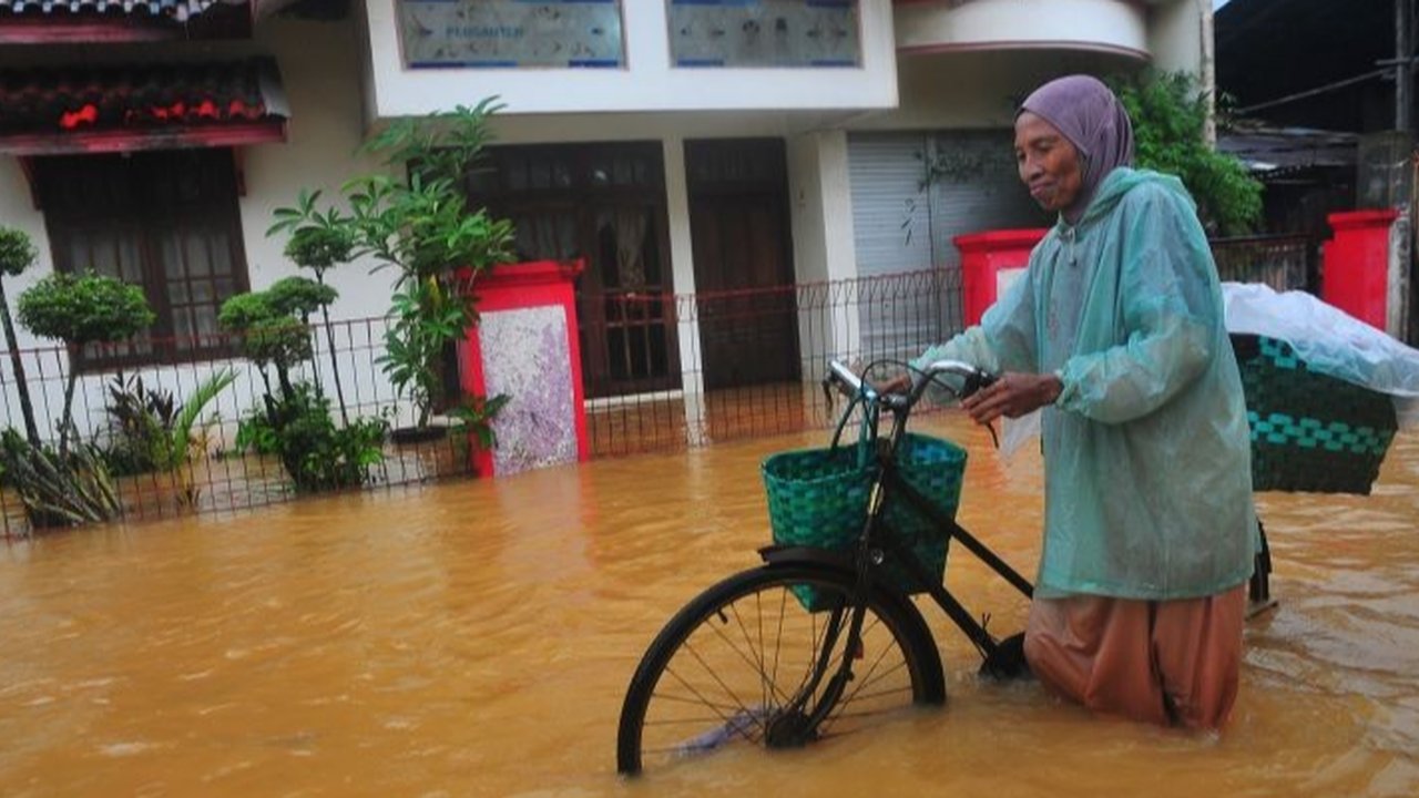 BMKG memperingatkan potensi peningkatan volume banjir rob di Jakarta dan wilayah pesisir lainnya akibat hujan ekstrem yang dipicu oleh fenomena La Nina lemah dan pasang maksimum air laut.