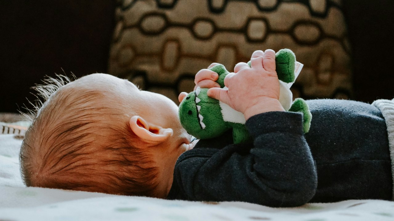 Ilustrasi rambut bayi. (Foto: Unsplash/Kelly Sikkema)