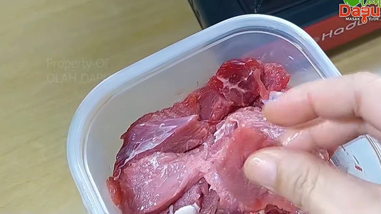 Pakai 1 Bahan, Begini Cara Efisien Rebus Daging Sapi Agar Lembut dan Anti Amis (YouTube/Olah Dapur)