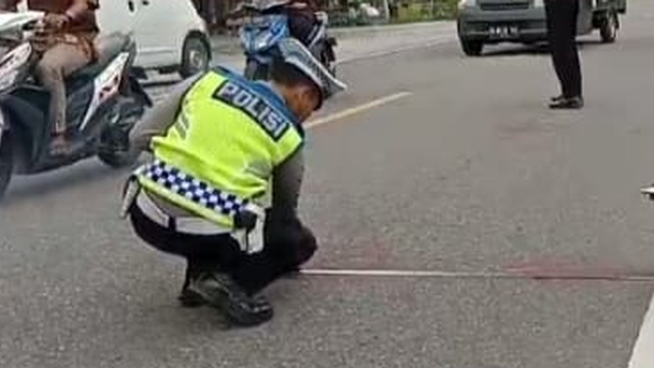 Polisi melakukan olah TKP kasus tabrak lari yang melibatkan anggota DPRD Padang Pariaman.
