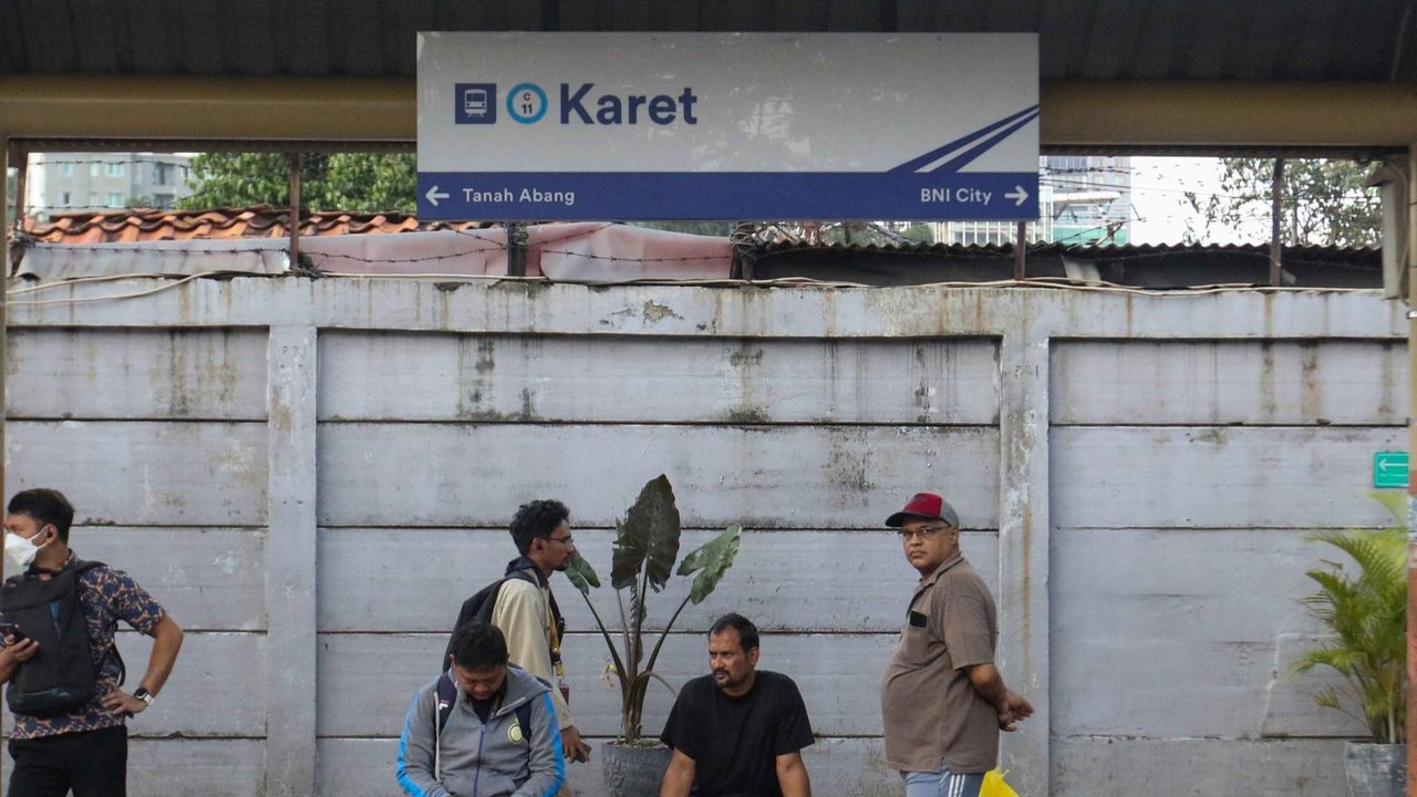 Penumpang menaiki KRL Commuterline di Stasiun Karet, Jakarta, pada Kamis (2/1/2025).