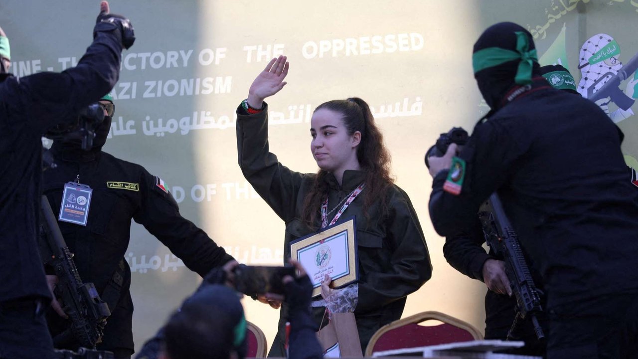 Militan Hamas Palestina membebaskan Agam Berger, tentara wanita Israel yang disandera sejak serangan 7 Oktober 2023, di Jabalia, Jalur Gaza, Palestina, Kamis (30/1/2025).