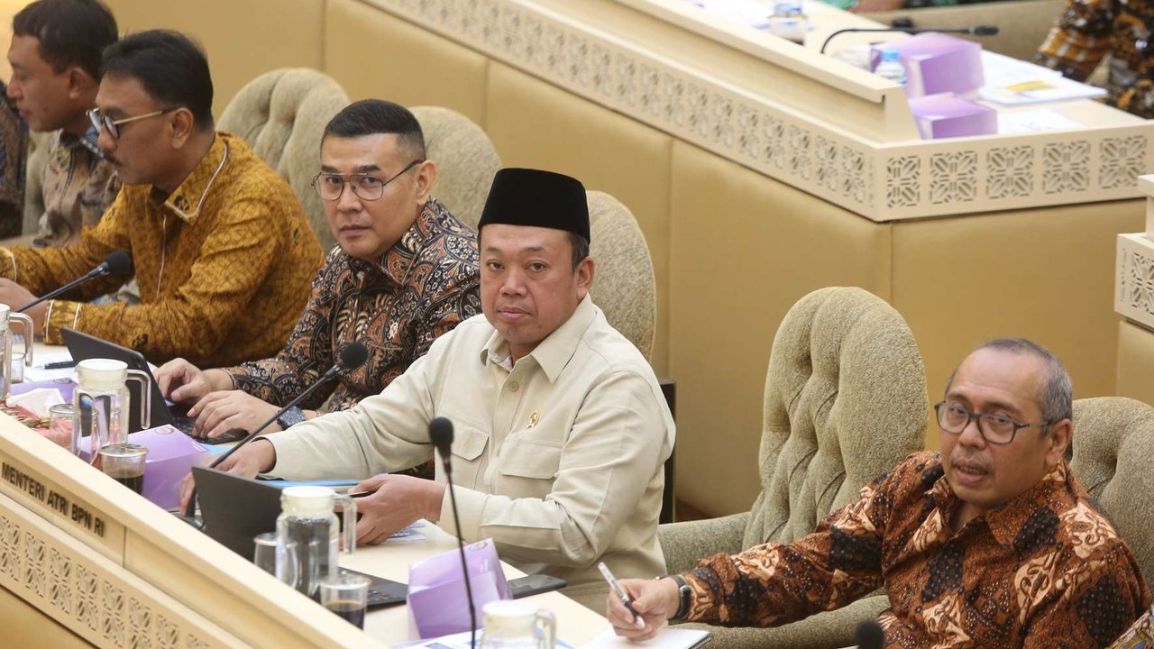 Menteri Agraria dan Tata Ruang (ATR) Nusron Wahid mengikuti rapat kerja dengan Komisi II DPR RI di Kompleks Parlemen, Senayan, Jakarta, Kamis (30/1/2025).