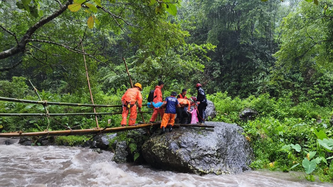 Evakuasi pendaki tertimpa longsor di Gunung Muria