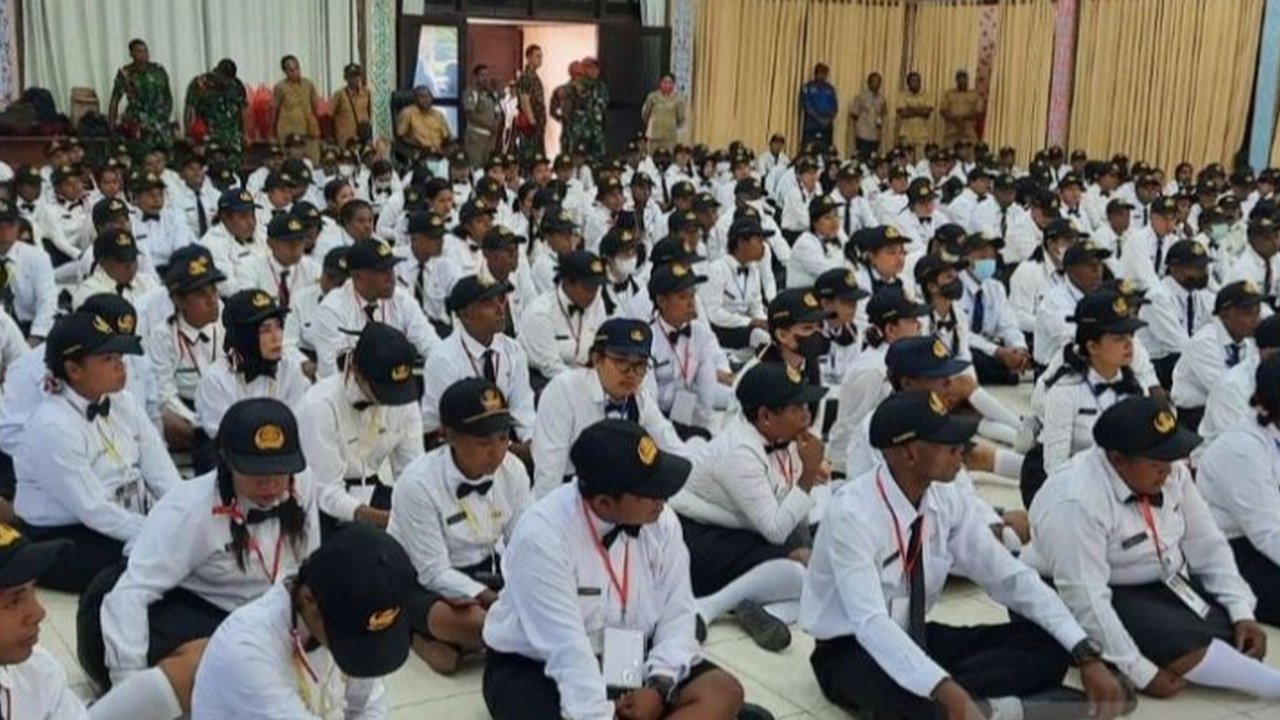 Ribuan guru honorer di Sukabumi menggelar aksi damai di DPRD Kabupaten Sukabumi pada Kamis, 30 Januari 2024, menuntut kepastian status dan formasi PPPK, serta menolak sistem kontrak kerja paruh waktu.
