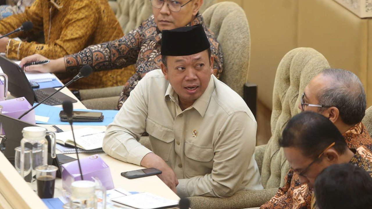 Menteri Agraria dan Tata Ruang (ATR) Nusron Wahid mengikuti rapat kerja dengan Komisi II DPR RI di Kompleks Parlemen, Senayan, Jakarta, Kamis (30/1/2025).