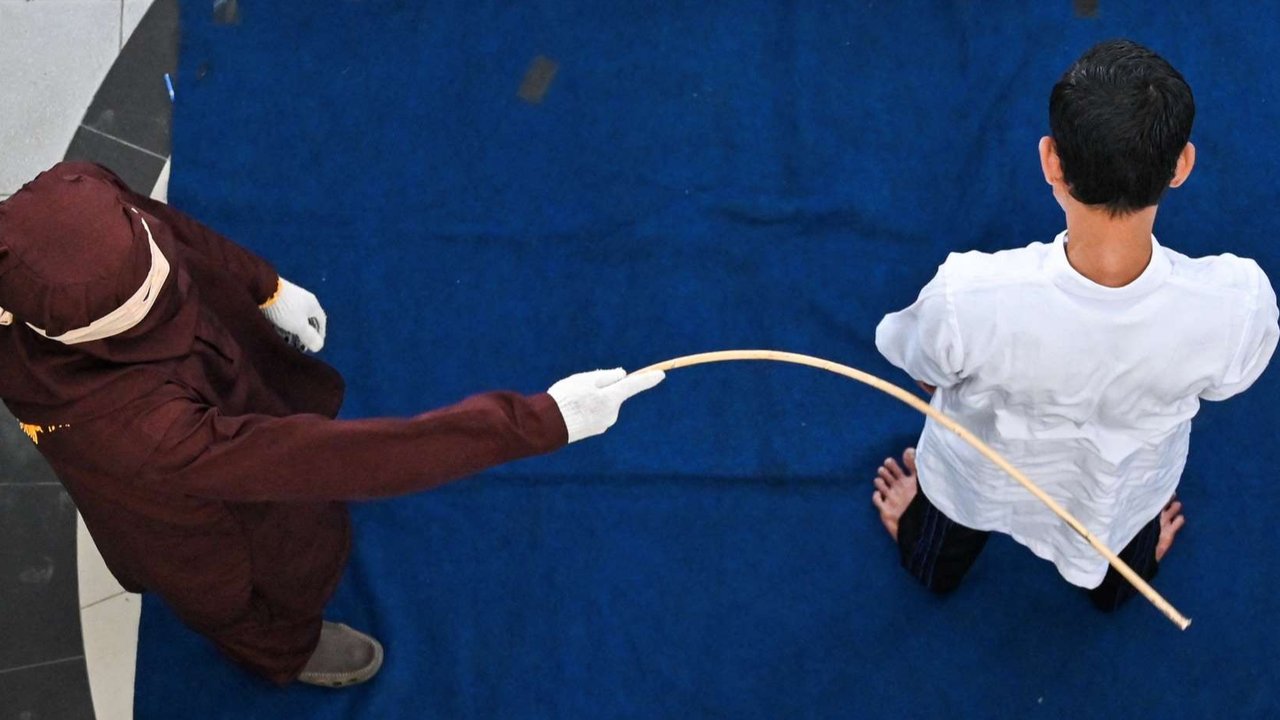 Eksekusi hukuman cambuk terhadap empat pemain judi online ini dilakukan secara terbuka sebagai bentuk penegakan hukum dan efek jera bagi masyarakat.