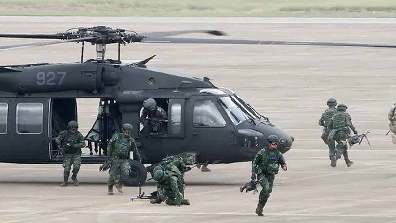 Tentara pasukan khusus keluar dari helikopter Black Hawk pada latihan tahunan Han Kuang di sebuah pangkalan udara, Taichung, Kamis (7/6). Latihan militer tahunan terbesar ini digelar di tenga