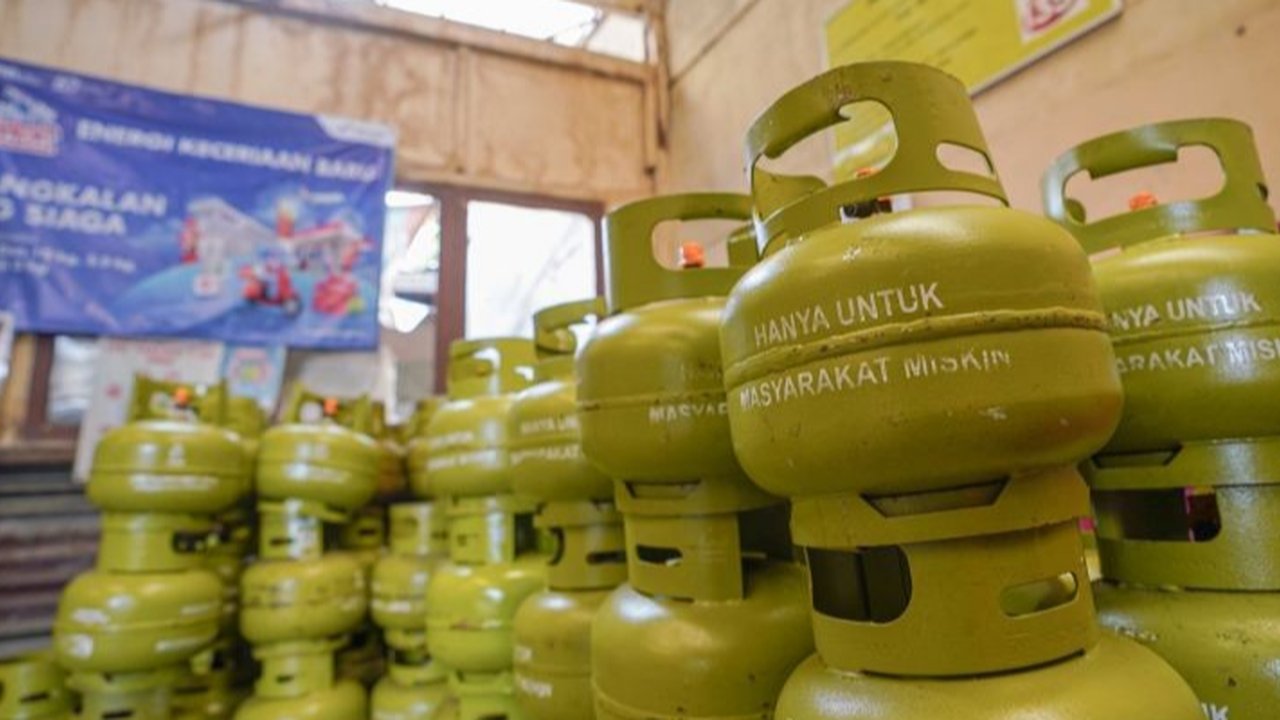 Pertamina Patra Niaga Regional Sumbagsel memastikan penyaluran LPG 3 kg di Lampung aman dan lancar, dengan harga sesuai HET dan imbauan membeli di pangkalan resmi untuk menghindari sanksi dan memastikan kualitas.