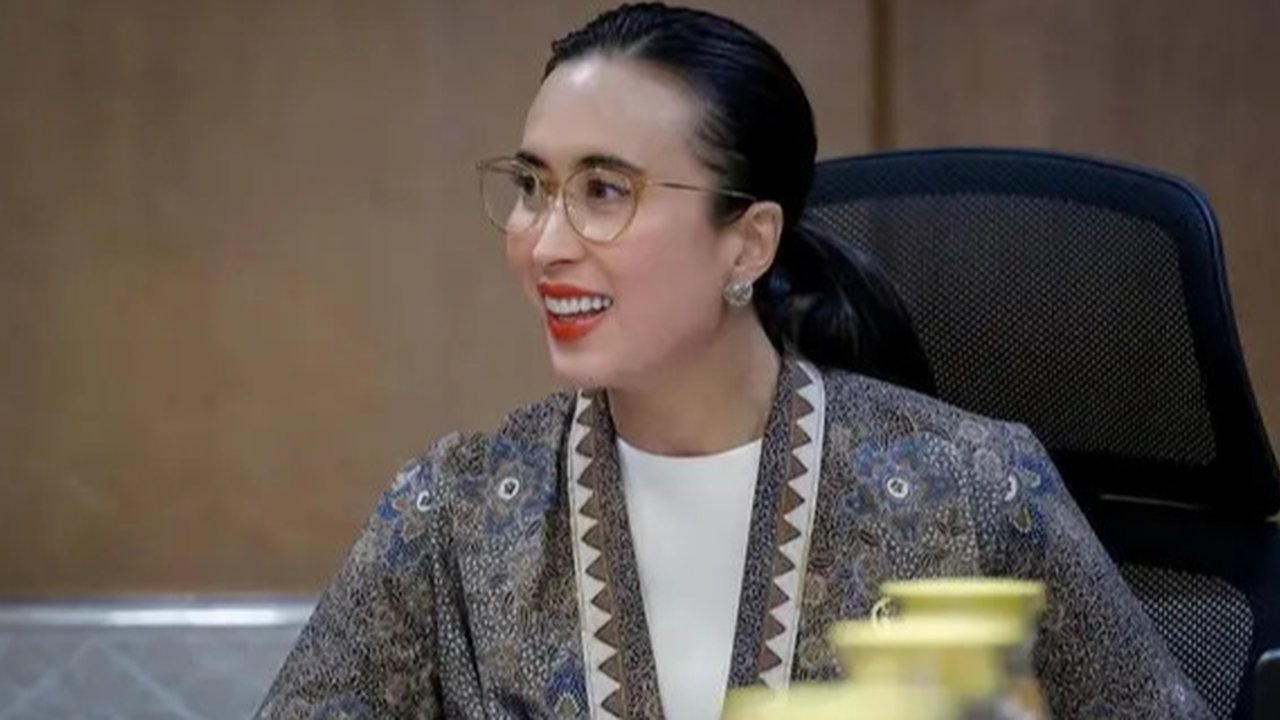 Model Baju Batik Kerja ala Widiyanti Putri Wardhana (instagram.com/widi.wardhana)