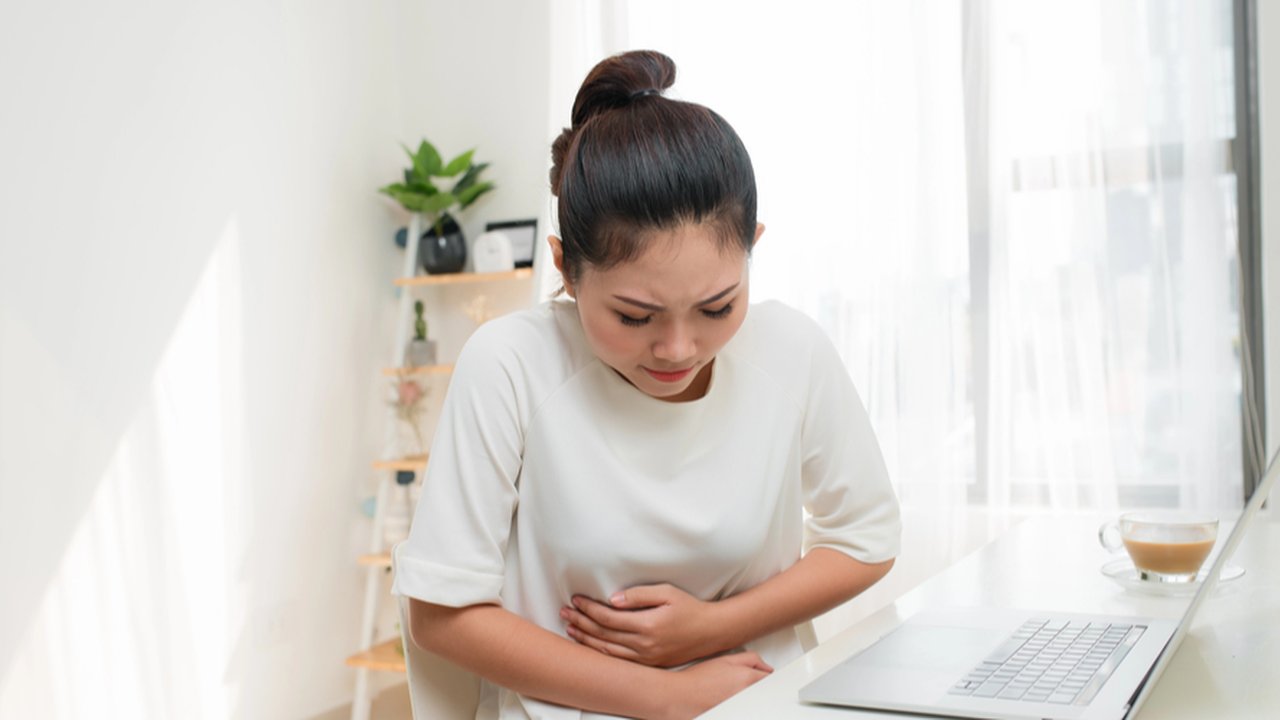 Ilustrasi sakit perut karena gerd.