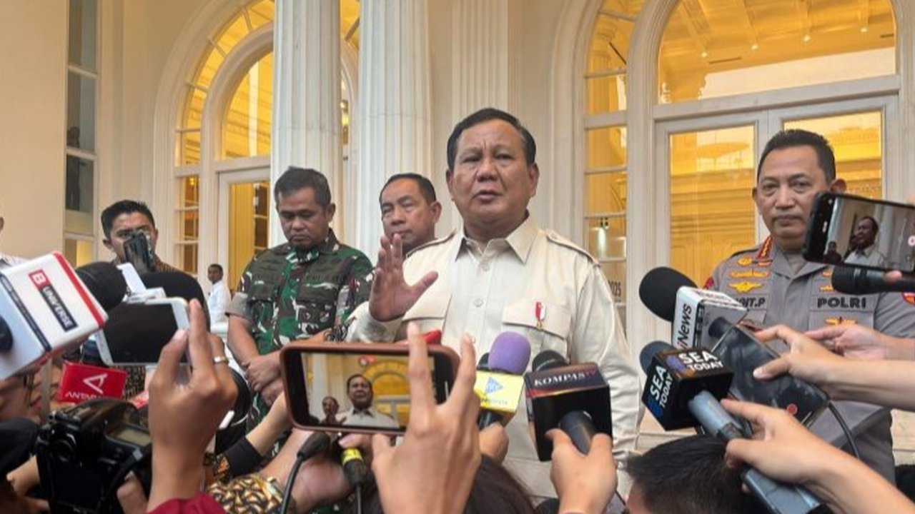 Presiden Prabowo Subianto memperingatkan upaya pelemahan TNI dan Polri sebagai strategi musuh untuk menghancurkan negara, menekankan pentingnya kekuatan militer dan kepolisian dalam menjaga kedaulatan Indonesia.