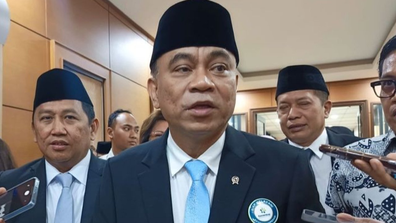 Menteri Koperasi Budi Arie Setiadi mengingatkan masyarakat agar berhati-hati terhadap tawaran investasi koperasi dengan bunga simpanan tinggi, karena berpotensi penipuan.