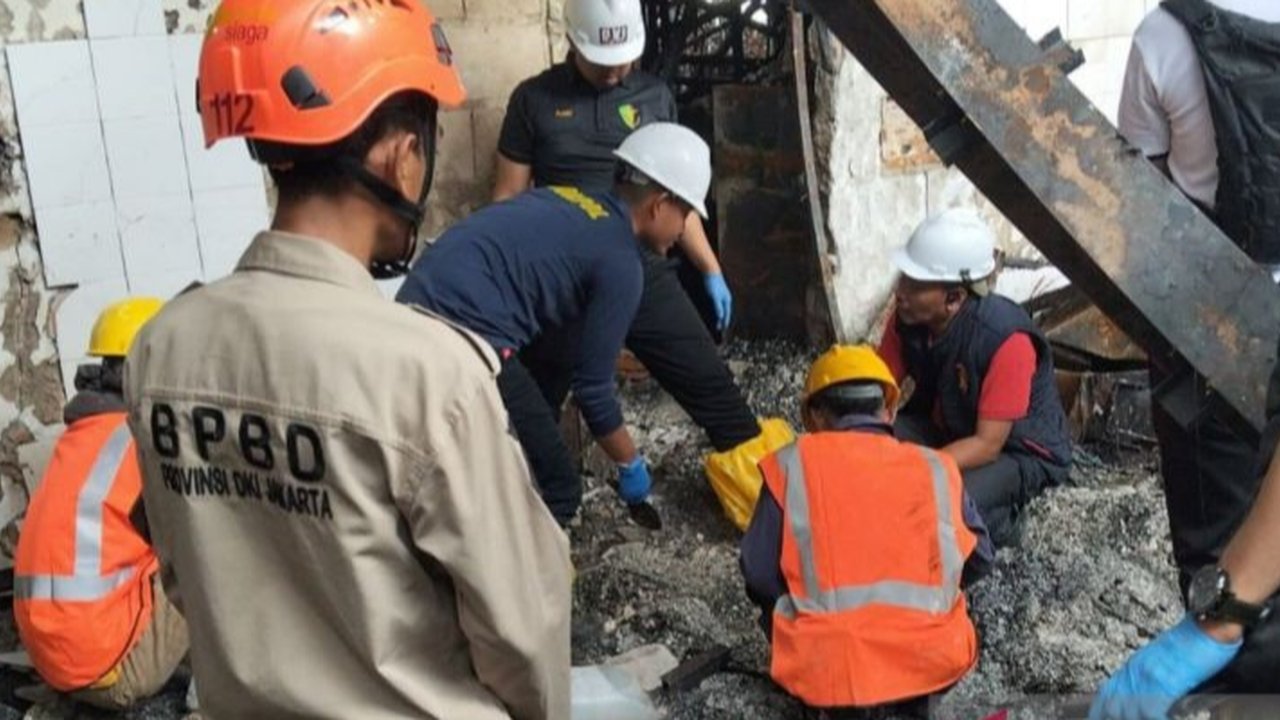 Satu kantong jenazah lagi ditemukan di lantai 8 Glodok Plaza pasca-kebakaran, total 13 kantong jenazah telah dievakuasi ke RS Polri, sementara proses identifikasi korban masih berlangsung.