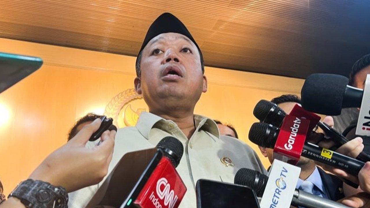 Menteri ATR/BPN Nusron Wahid menjelaskan bahwa sertifikat pagar laut di Tangerang merupakan konversi girik menjadi SHGB dan SHM melalui program PTSL, bukan penerbitan hak baru, dan saat ini masih dalam proses verifikasi.