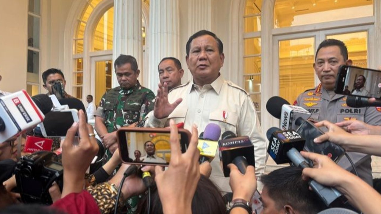 Presiden Prabowo Subianto memperingatkan upaya pelemahan TNI dan Polri sebagai strategi musuh untuk menghancurkan negara, menekankan pentingnya kekuatan militer dan kepolisian dalam menjaga kedaulatan Indonesia.