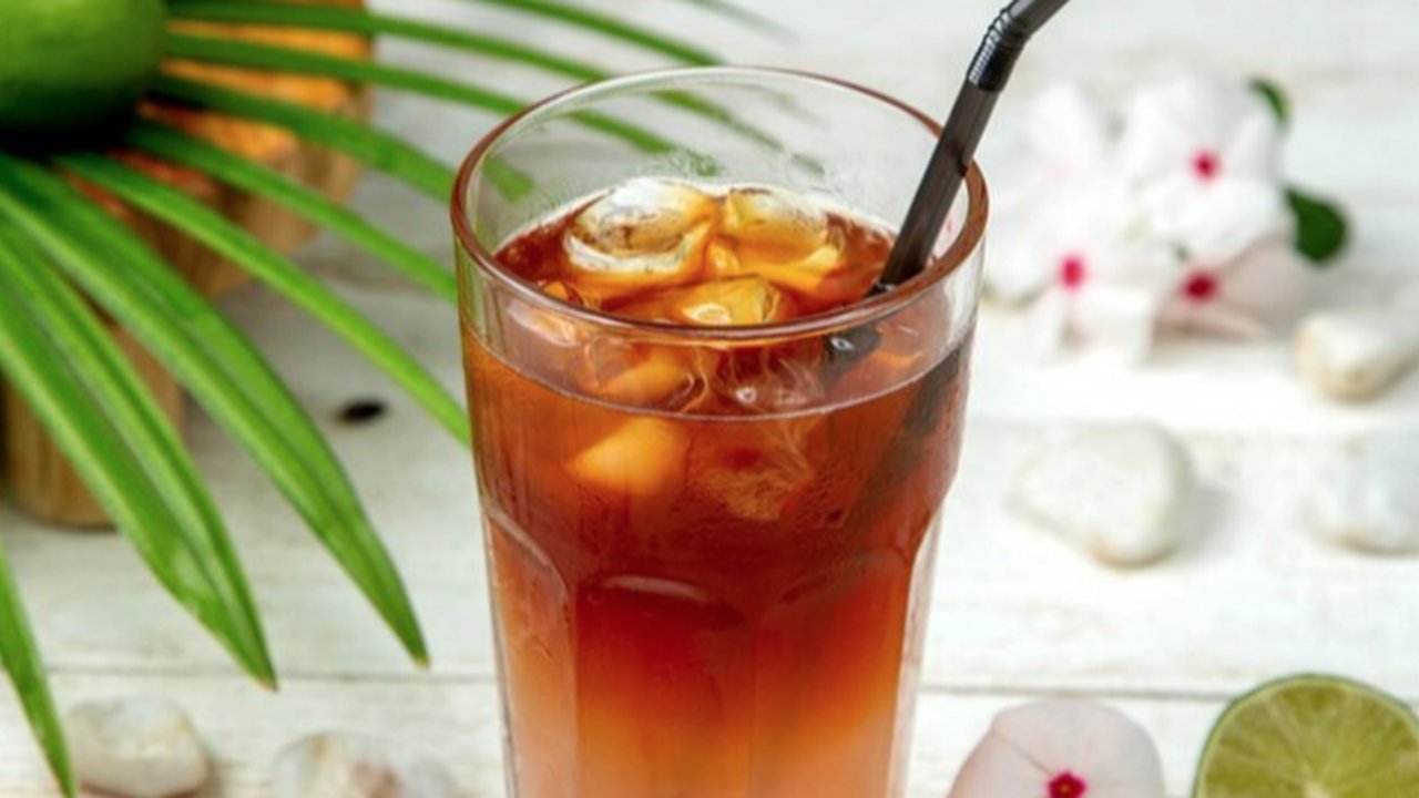 Berapa Kalori dan Nutrisi dari Segelas Es Teh Jumbo? Kalori yang Perlu Diwaspadai dalam Setiap Suapan