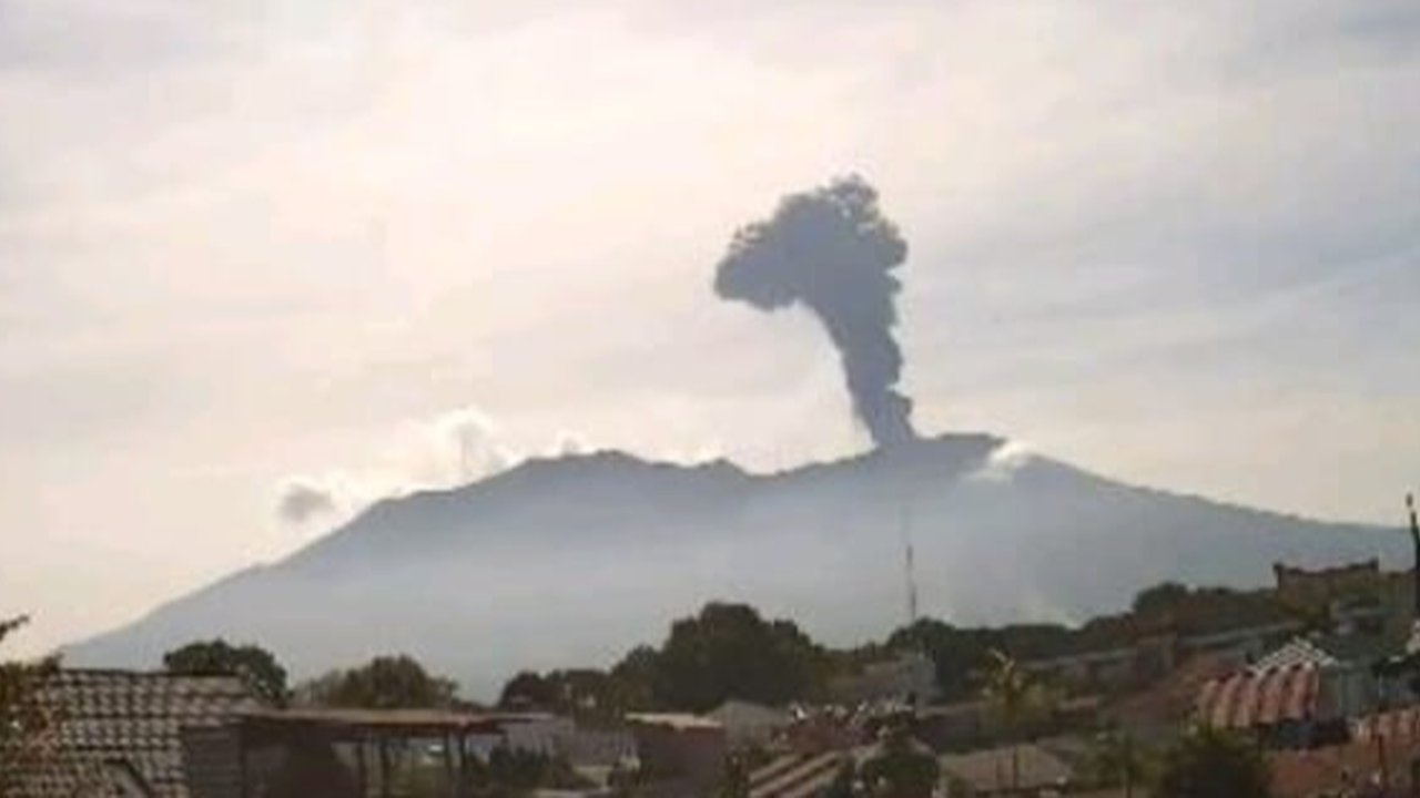 Gunung Marapi Erupsi Lagi Disertai Dentuman Keras