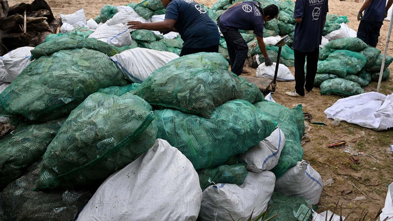 Relawan dan wisatawan membersihkan sampah plastik yang terdampar di pantai Kedonganan, Kabupaten Badung, Pulau Bali, Indonesia, (04/01/2024)
foto: AFP/Sonny Tumbelaka