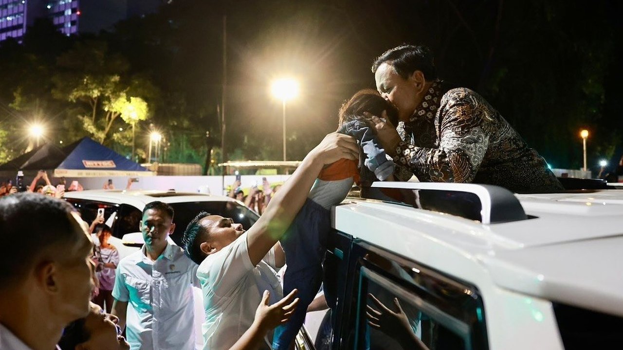 Presiden Prabowo Subianto menyawa warga yang meramaikan malam Tahun Baru 2025 di kawasan Bundaran HI, Jakarta, pada Rabu (1/1/2025).