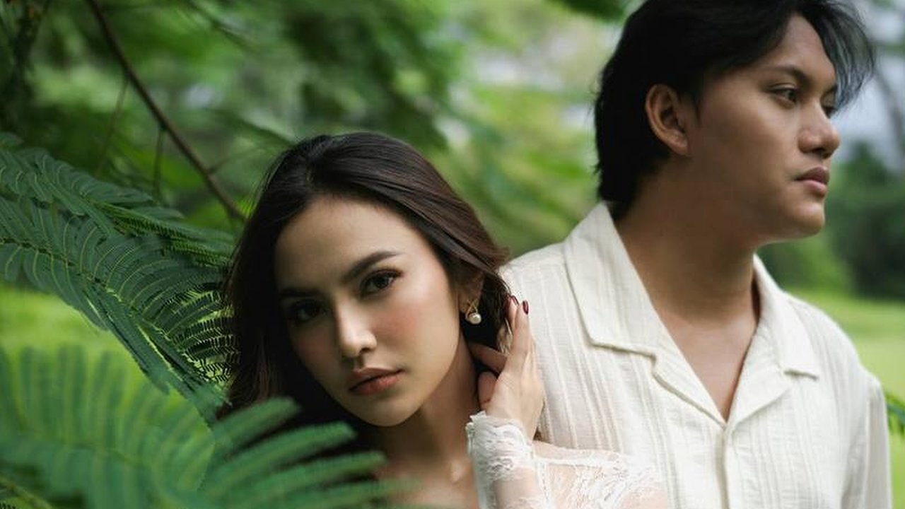Pasangan muda ini kini fokus mempersiapkan diri menyambut anggota keluarga baru. Mahalini berharap keputusannya untuk rehat sementara dapat memberinya waktu yang cukup untuk menjaga kesehatan dan kebahagiaan keluarga kecilnya.