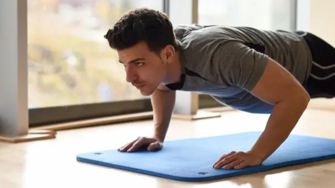 Ilustrasi push-up. (Photo by Keiji Yoshiki from Pexels)