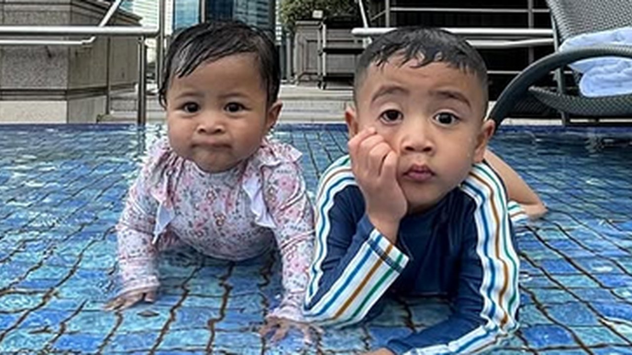 Potret Duo Gemas Rayyanza & Baby Lily Berenang Bareng, Netizen 'Sadar Gak Sih Kalian Tuh Mirip?'