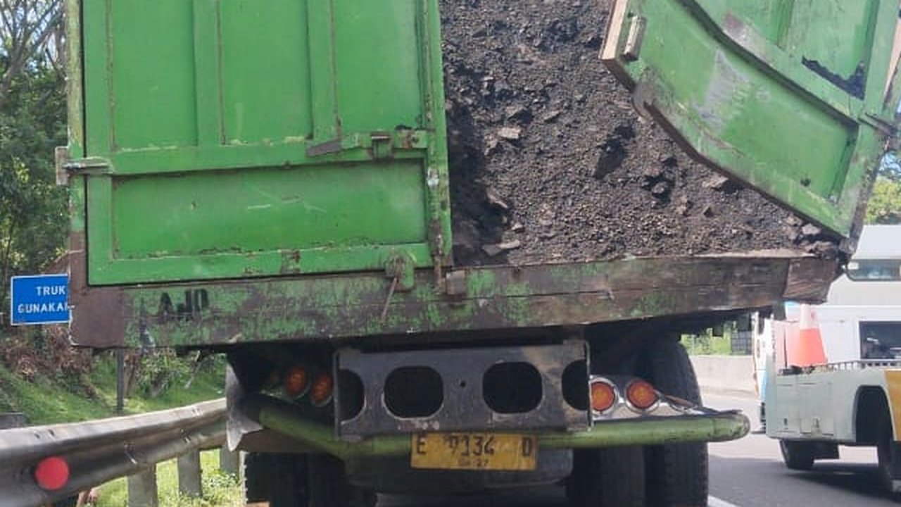 Tak Kuat Nanjak, Tronton Picu Kecelakaan Beruntun di Tol Cipularang