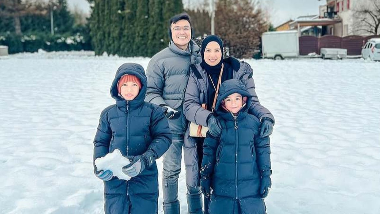 Tya Ariestya dan keluarganya belakangan mengunggah banyak foto sedang menikmati liburan musim dingin yang seru di Swiss.