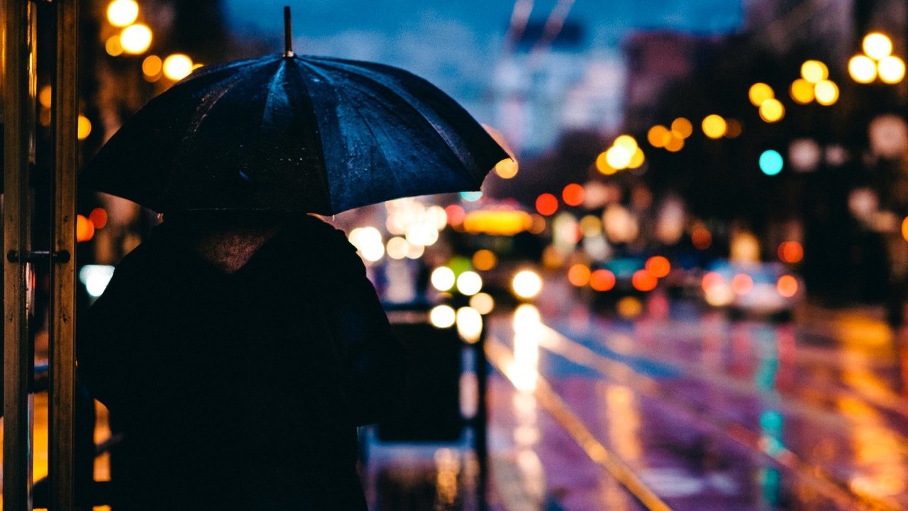 Ilustrasi hujan di malam hari. (Photo by Todd Diemer on Unsplash)