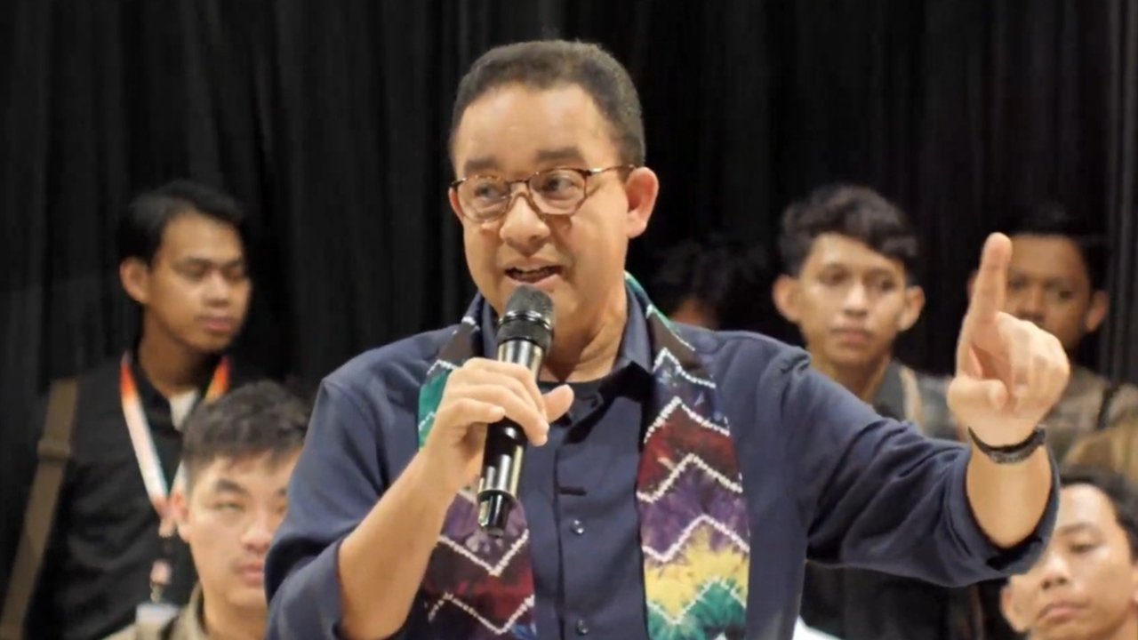 Calon Presiden (Capres) nomor urut satu Anies Baswedan saat menghadiri acara 'Desak Anies' di Mataram, Nusa Tenggara Barat (NTB), Selasa (19/12/2023). (Dok. Tangkapan layar YouTube @aniesbaswedan)