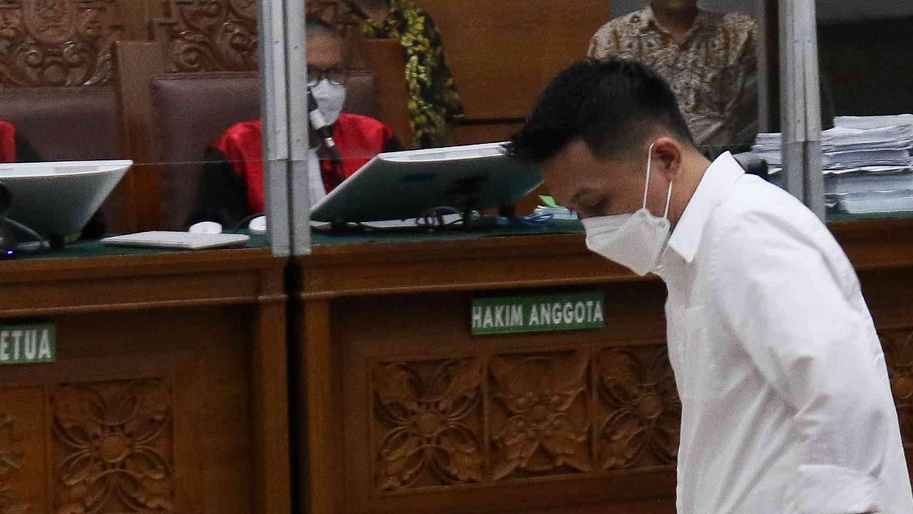 Terdakwa obstruction of justice atau upaya menghalangi penyidikan perkara tewasnya Brigadir Nofriansyah Yosua Hutabarat, Chuck Putranto bersiap mengikuti persidangan di Pengadilan Negeri (PN) Jakarta Selatan, Kamis (10/11/2022). Hakim memerintahkan Penuntut Umum untuk melanjutkan pemeriksaan terhadap terdakwa Chuck Putranto.
 (Liputan6.com/Angga Yuniar)